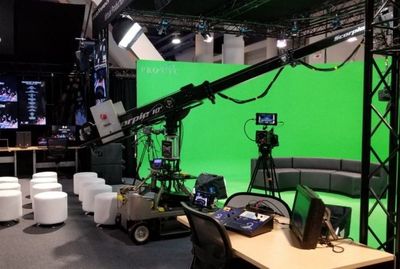 高校XR融合媒體演播室 實(shí)時虛擬仿真與影視節(jié)目制作的革新